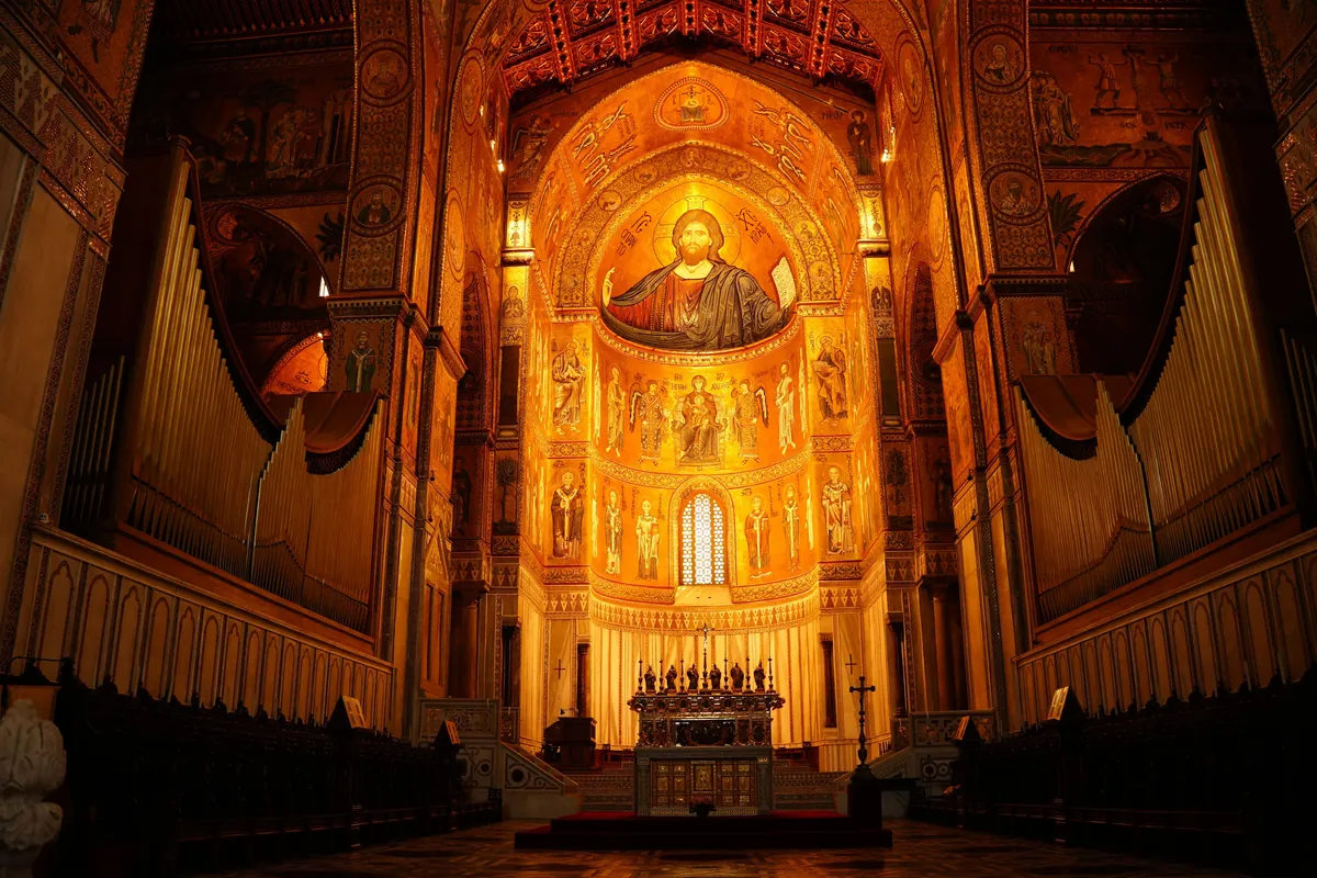 L'interno del Duomo di Monreale con i mosaici e l'organo